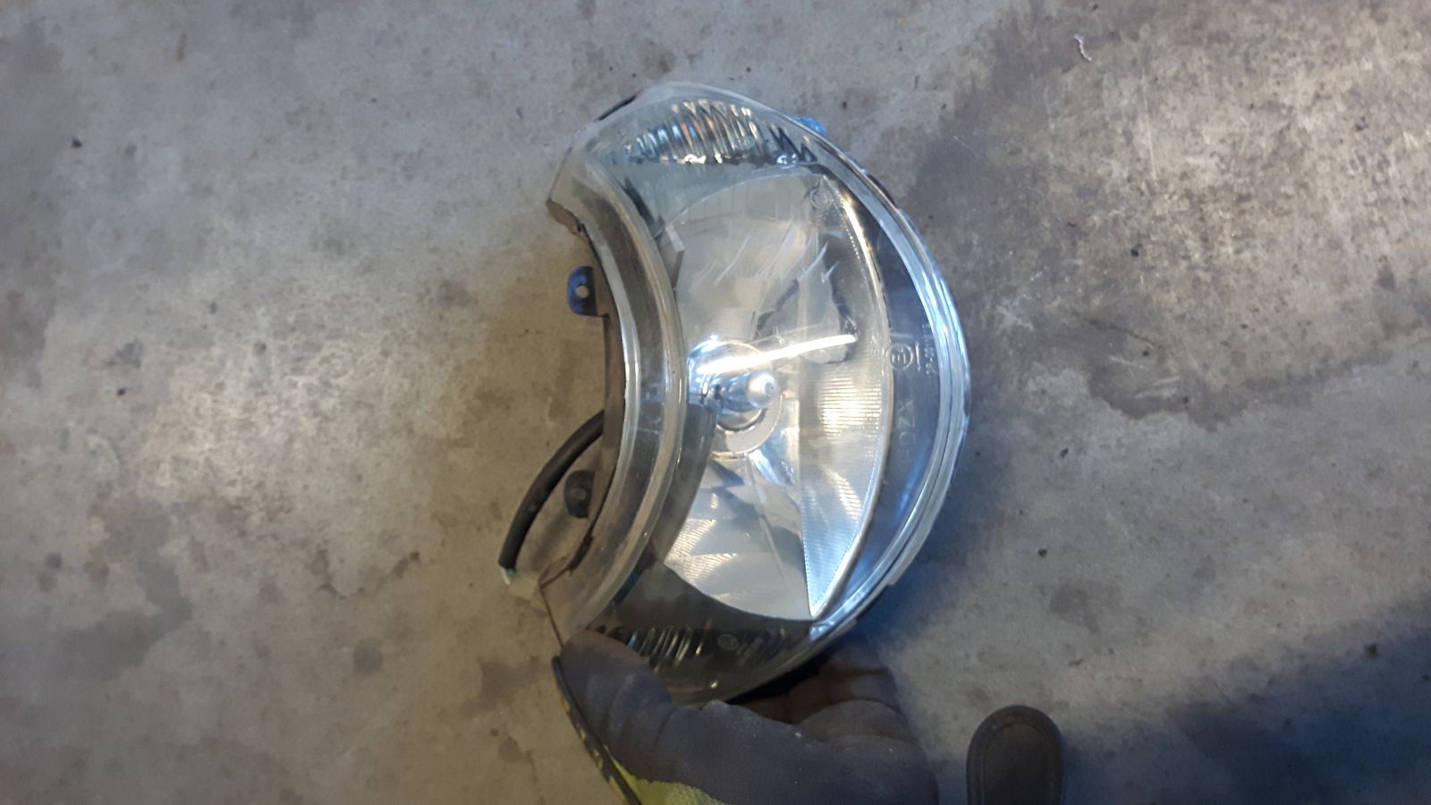 Peugeot V-clic koplamp (met schade)