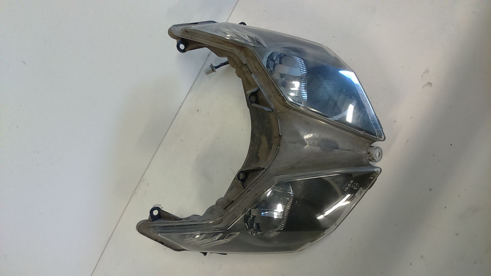 Sym Jet sport x headlamp with 1 broken suspension point